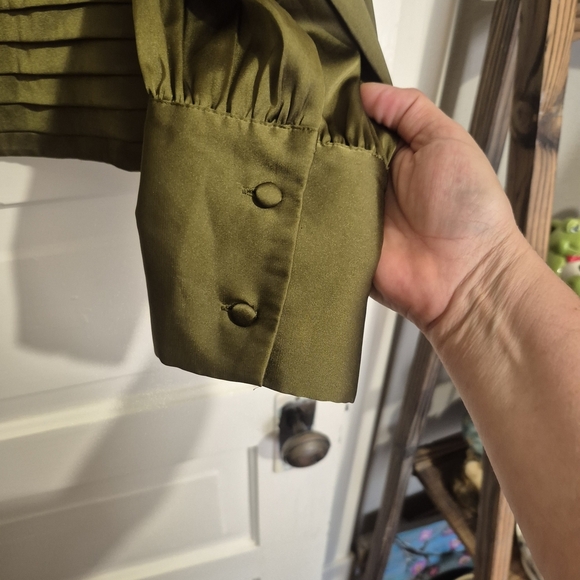 Chic Olive Satan Blouse with Pleated Design By Melanie Lyne Size 16 - Picture 2 of 6